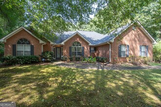 235 Masters Dr in Newnan, GA - Building Photo - Building Photo