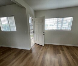 241 E 8th St in Upland, CA - Foto de edificio - Building Photo