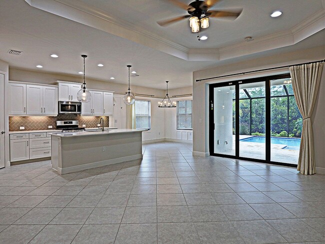 7652 Cypress Walk Dr in Ft. Myers, FL - Building Photo - Building Photo