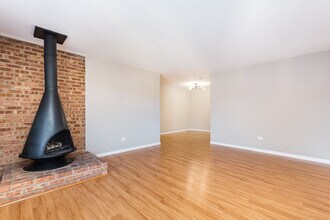 6165 Knoll Wood Ct in Willowbrook, IL - Building Photo - Building Photo
