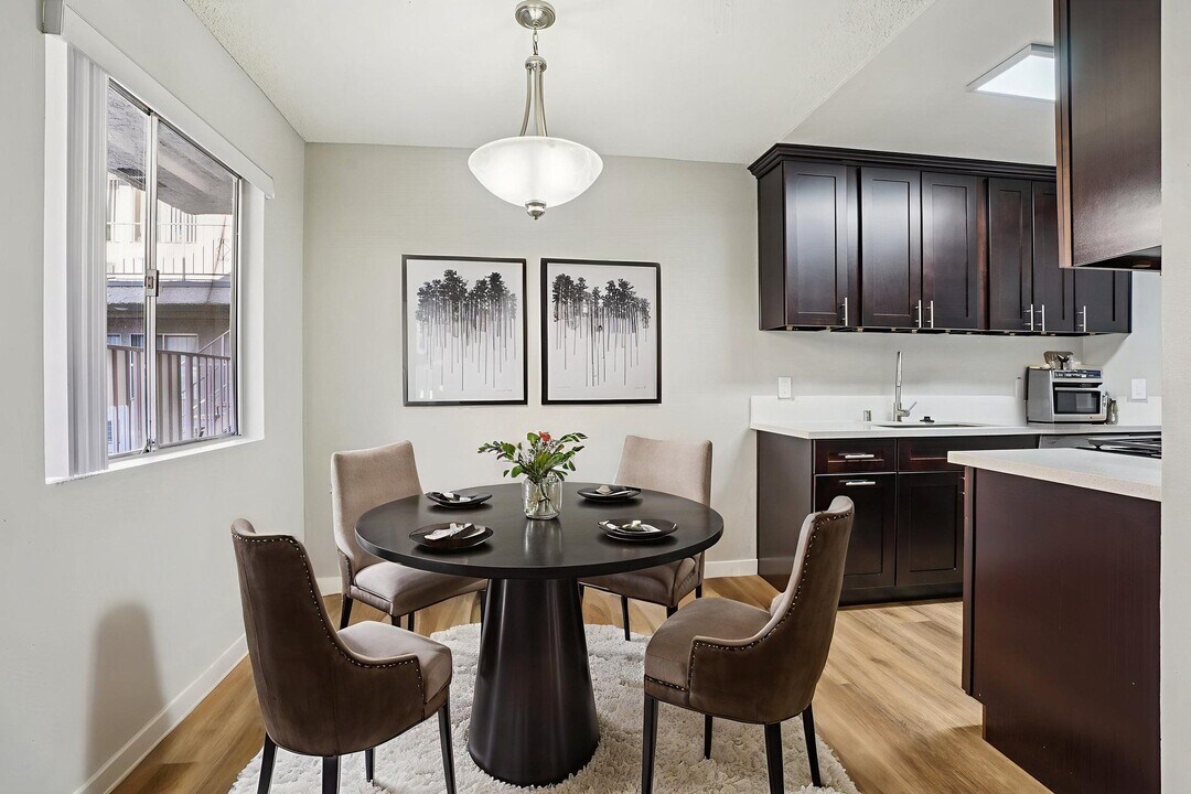 Villa Lago in Lake Balboa, CA - Building Photo