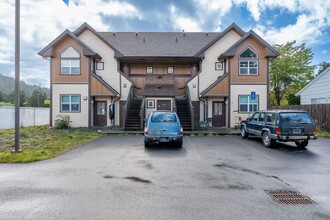 Gold Coast Apartments in Port Orford, OR - Building Photo - Building Photo