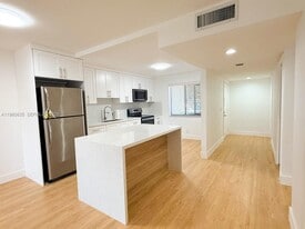 440 Lakeview Dr in Weston, FL - Building Photo