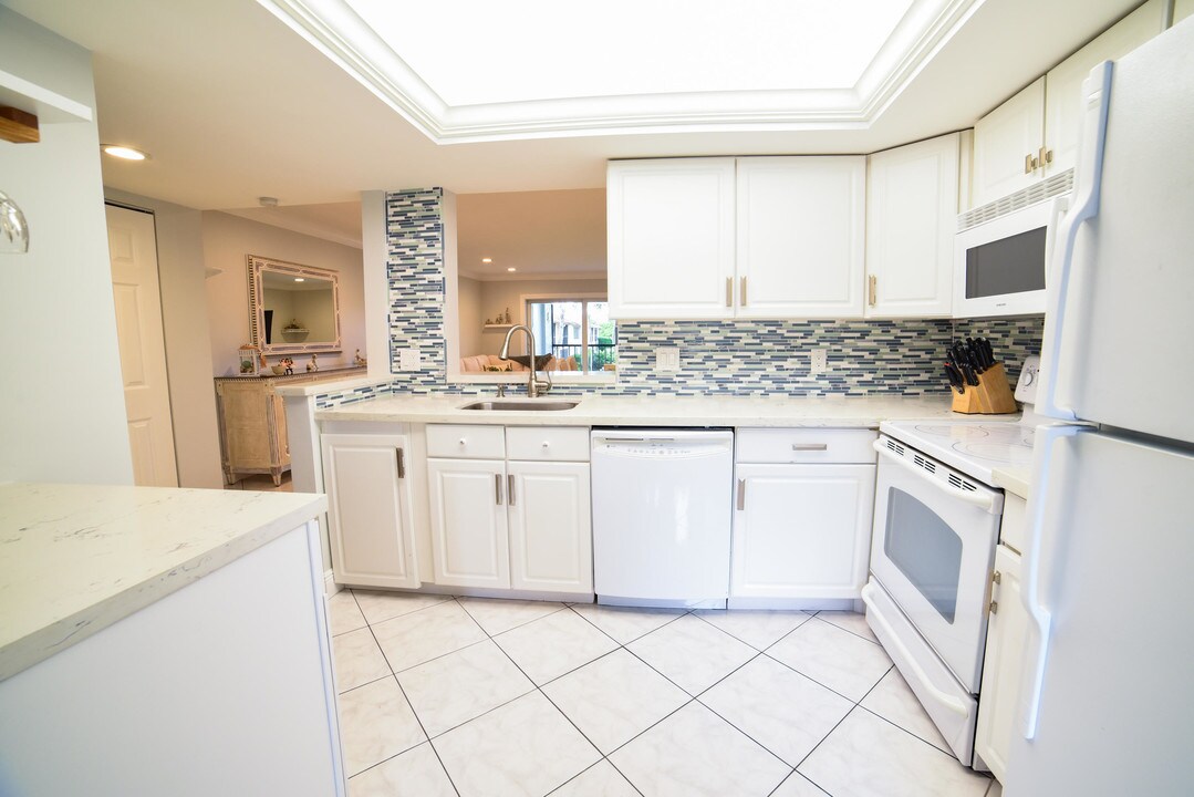 14823 Cumberland Dr-Unit -202 in Delray Beach, FL - Foto de edificio