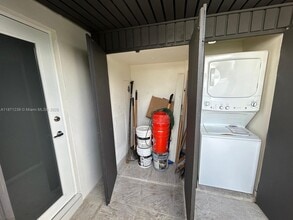 14204 SW 84th St, Unit 1 in Miami, FL - Foto de edificio - Building Photo