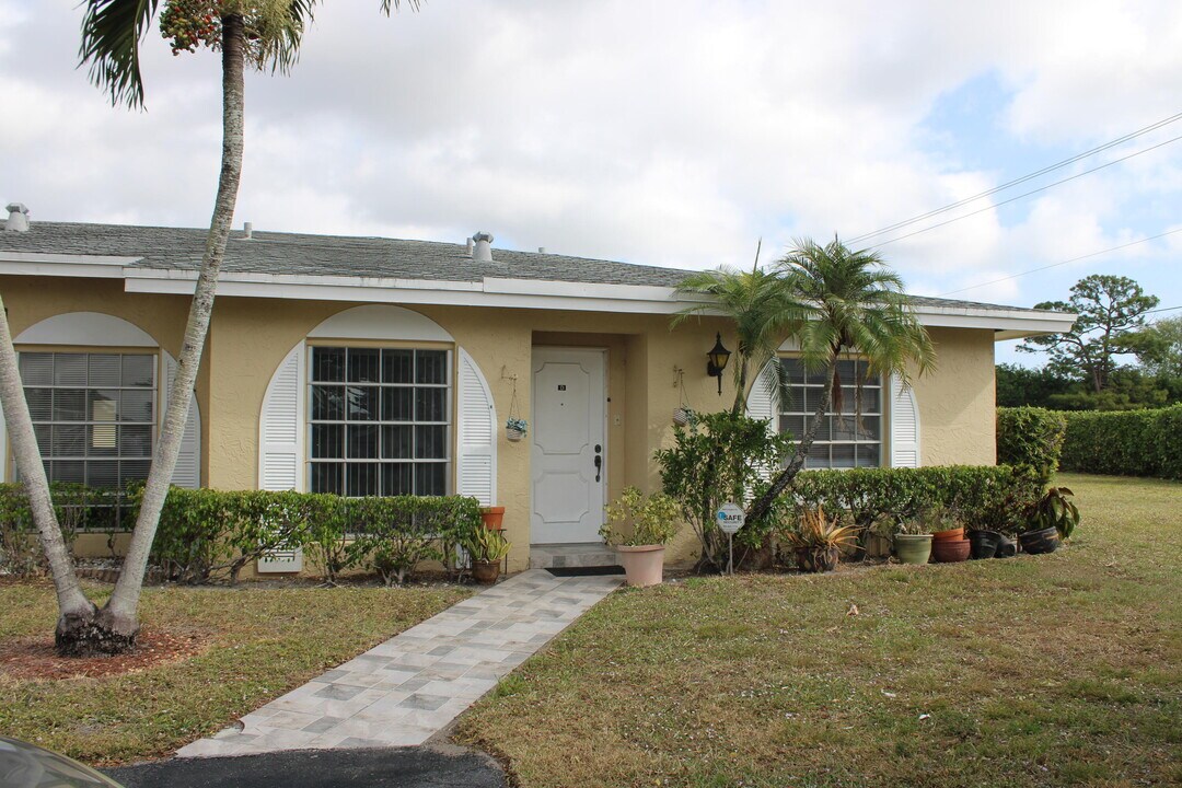 13602 Vía Flora in Delray Beach, FL - Building Photo