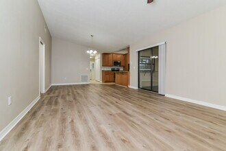 336 Shorewood Dr in Tavares, FL - Foto de edificio - Building Photo