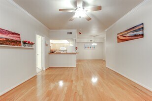 2255 Braeswood Park Dr in Houston, TX - Building Photo