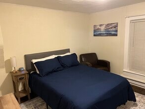 4 Cottage Pl, Unit Second Floor - APT 2 in Glens Falls, NY - Foto de edificio - Building Photo