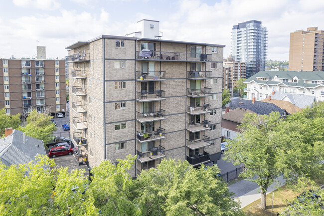 Manor House in Calgary, AB - Building Photo - Building Photo