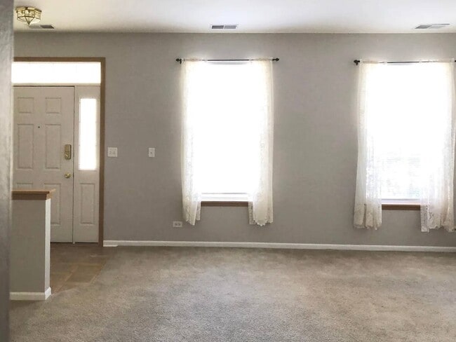 2575 Hillsboro Blvd in Aurora, IL - Building Photo - Building Photo