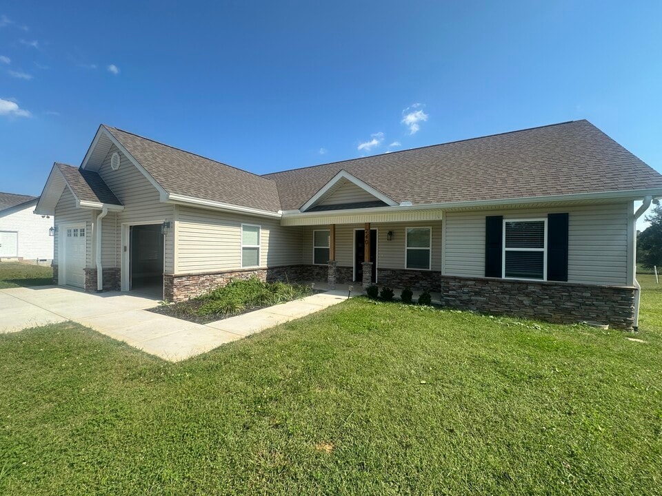240 Thompson Rd in Madisonville, TN - Foto de edificio