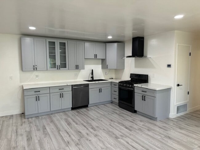 3329 Routier Rd in Sacramento, CA - Building Photo - Building Photo