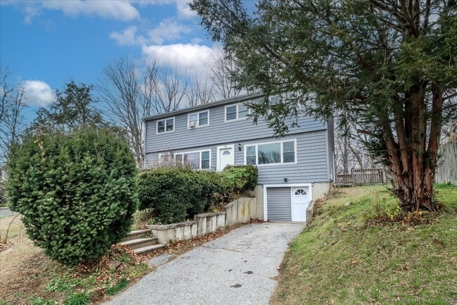 32 Pleasant St in Bethel, CT - Building Photo - Building Photo