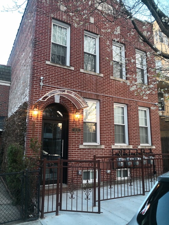 2551 14th St, Unit Apt. 2R in Astoria, NY - Foto de edificio