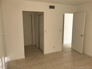 206 NE 3rd St-Unit -11 in Hallandale Beach, FL - Building Photo - Building Photo