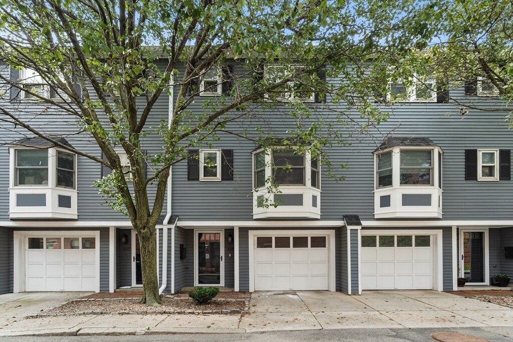 135 Bolton St in Boston, MA - Building Photo