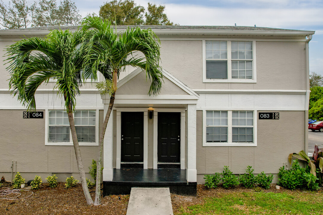 Oakwood Townhomes in Lake Worth, FL - Building Photo