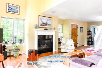 11 Lake Forest Dr in Burlington, VT - Building Photo - Building Photo