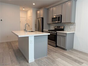 8851 Flora Run Ave in Las Vegas, NV - Building Photo - Building Photo