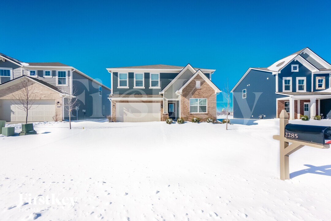 2285 S Bingham Pl in New Palestine, IN - Foto de edificio