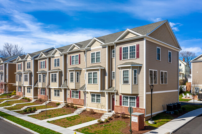 35 Ringgold St in West Hartford, CT - Foto de edificio - Building Photo