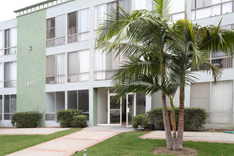 Brazilia Apartments in Los Angeles, CA - Building Photo - Building Photo