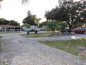 551 E 39th St in Hialeah, FL - Building Photo - Building Photo