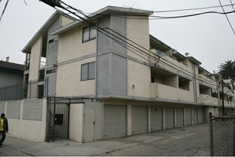 336 E 8th St in Long Beach, CA - Foto de edificio - Building Photo