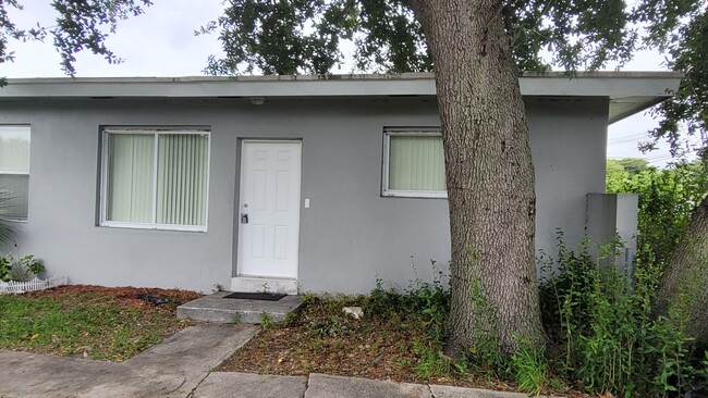 14 NW 169th St in North Miami Beach, FL - Building Photo - Building Photo