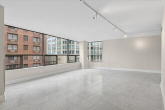 110 E Delaware Pl in Chicago, IL - Foto de edificio - Building Photo