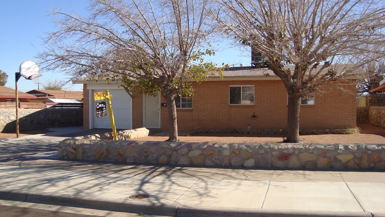 10024 Odessa Ln in El Paso, TX - Building Photo
