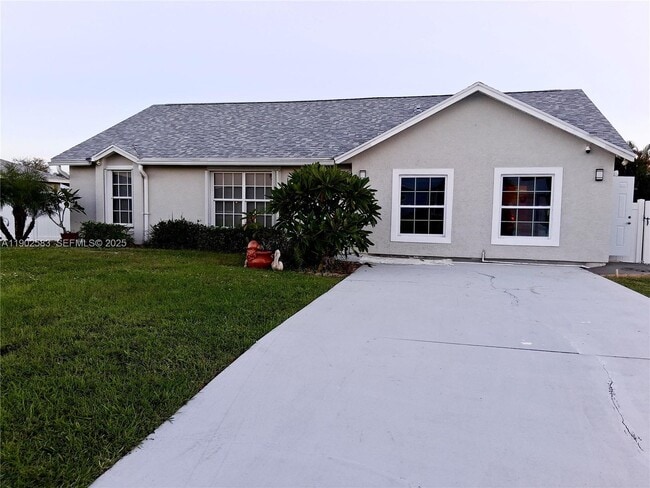 250 SW Airview Ave in Port St. Lucie, FL - Building Photo - Building Photo