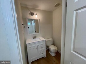 10317 Granite Creek Ln in Oakton, VA - Building Photo - Building Photo