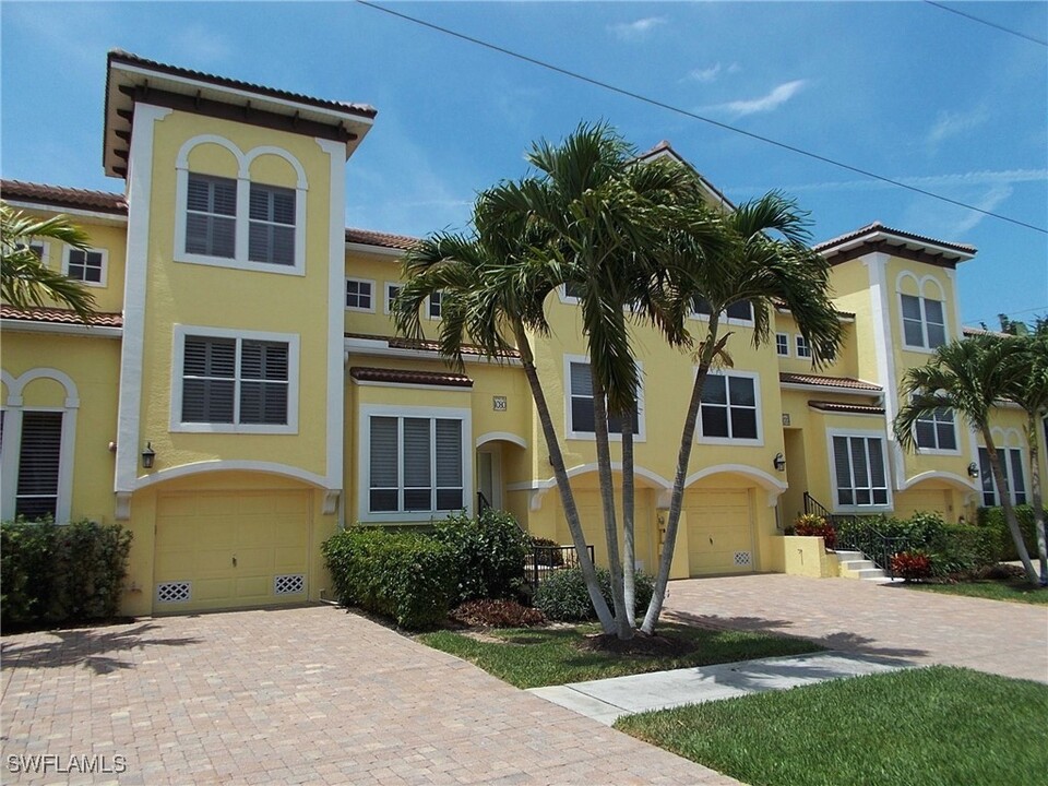 1080 5th St S in Naples, FL - Foto de edificio