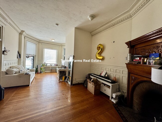 27 Bay State Rd, Unit 2R in Boston, MA - Building Photo - Building Photo