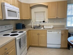19 Dominick Ct in Lindenhurst, NY - Building Photo - Building Photo