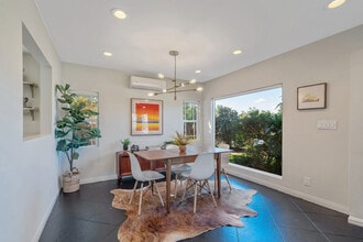 2324 S Highland Ave in Los Angeles, CA - Building Photo - Building Photo