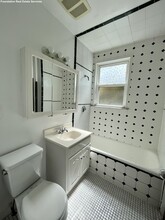 134 Sutherland Rd, Unit 3 in Boston, MA - Foto de edificio - Building Photo