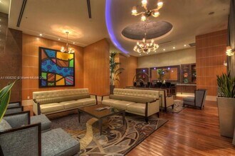 253 NE 2nd St, Unit 1601 in Miami, FL - Foto de edificio - Building Photo