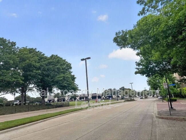 15850 Quorum Dr in Addison, TX - Building Photo - Building Photo