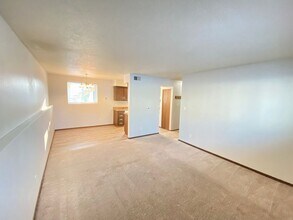 806 Cedar River Dr NW in Waverly, IA - Building Photo - Building Photo