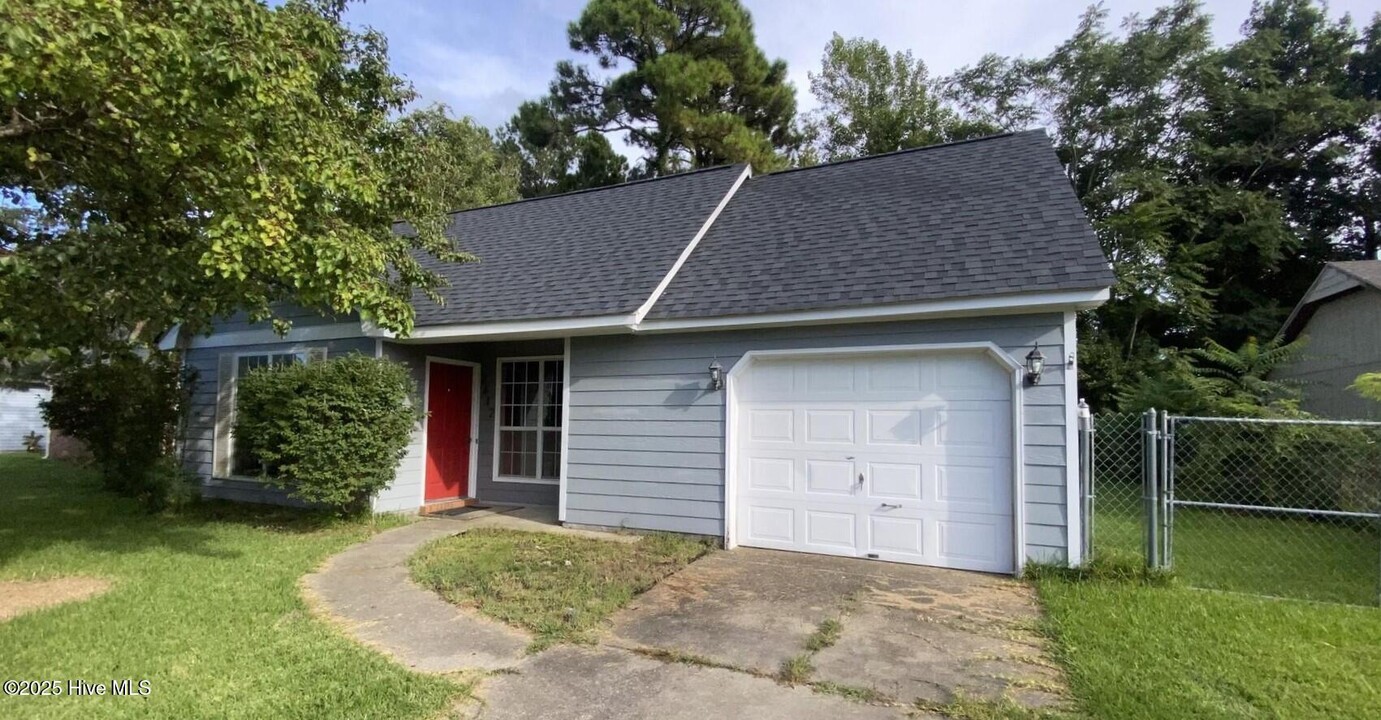 2612 Idlebrook Cir in Jacksonville, NC - Building Photo