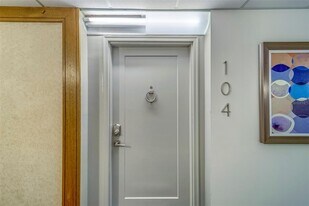 400 Island Way in Clearwater, FL - Building Photo