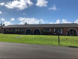 704 SE 46th Ln in Cape Coral, FL - Building Photo