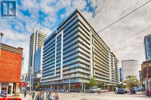 111 Elizabeth St in Toronto, ON - Building Photo