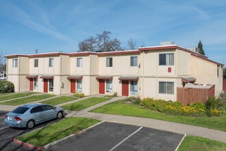 American River Garden Apartments in Sacramento, CA - Building Photo - Building Photo