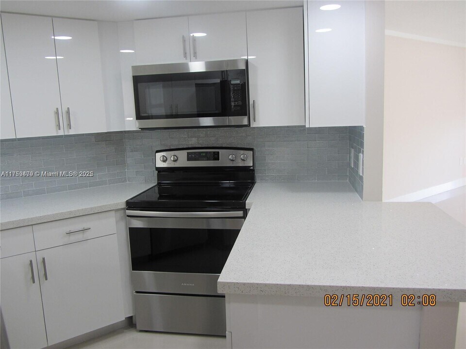 8343 Lake Dr in Doral, FL - Building Photo