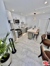 6821 Shoup Ave in Los Angeles, CA - Building Photo - Building Photo
