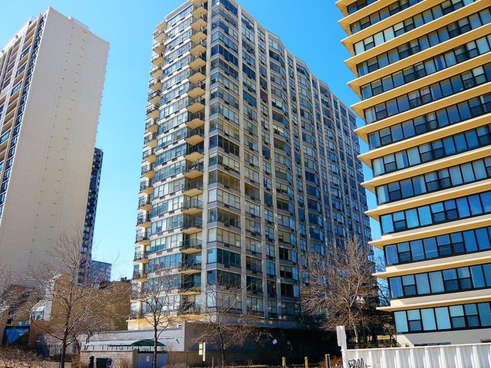 5757 N Sheridan Rd in Chicago, IL - Building Photo